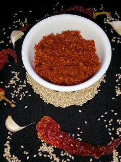 तील लहसुन की चटनी (Til lahsun ki Chutney recipe in Hindi) रेसिपी मुख्य फोटो