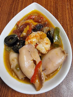 Una foto de Chipirones rehogados con langostinos y pimientos