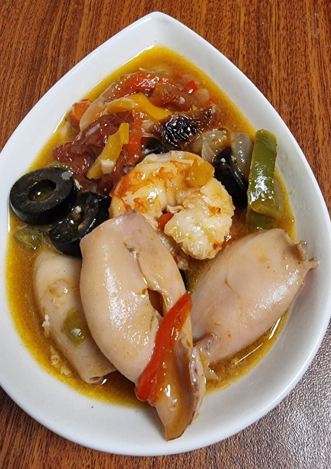 Una foto de Chipirones rehogados con langostinos y pimientos