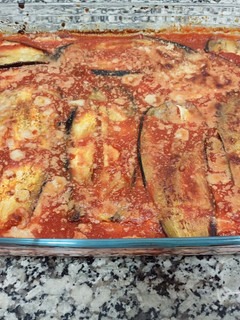 Una foto de Parmigiana de berenjenas 🍆🍅🧀🍃