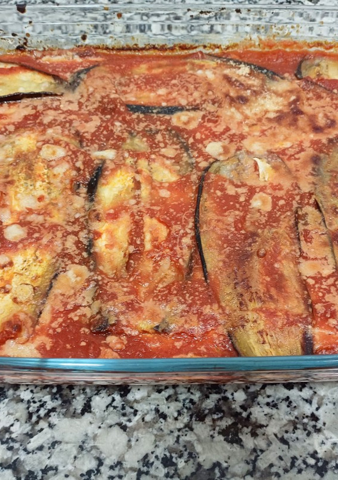 Una foto de Parmigiana de berenjenas 🍆🍅🧀🍃