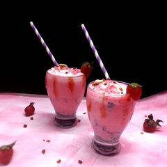 A picture of Strawberry Faluda.