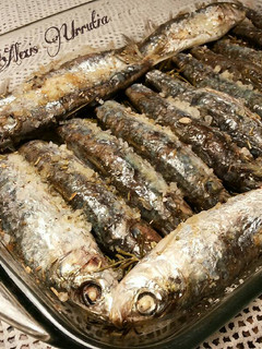 Una foto de Sardinas asadas al horno, con romero y limón