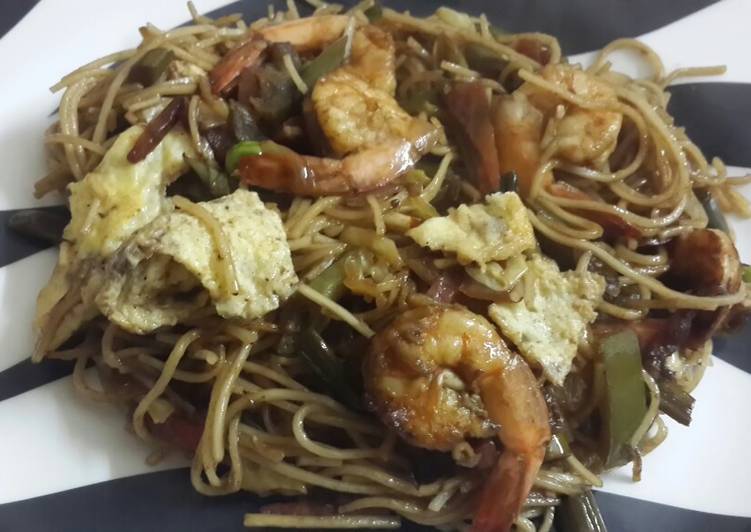 Easiest Way to Prepare Any-night-of-the-week Pan fried Prawn and Egg Chowmein..