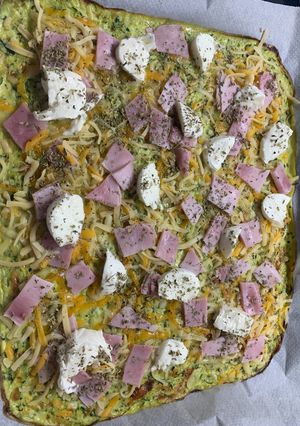 Una foto de Pizza de calabacín con mozzarella