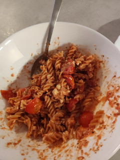 Una foto de Pasta con queso feta y tomate cherry