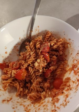 Una foto de Pasta con queso feta y tomate cherry