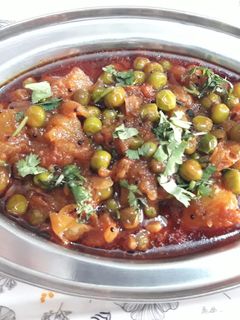 વટાણા બટાકા નું શાક (Vatana Bataka Shak Recipe In Gujarati) રેસીપી મુખ્ય ફોટો