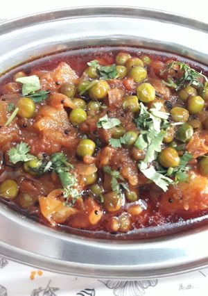 વટાણા બટાકા નું શાક (Vatana Bataka Shak Recipe In Gujarati) રેસીપી મુખ્ય ફોટો