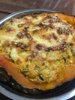 Una foto de Zapallo cabutia relleno c zapallitos y salsa blanca