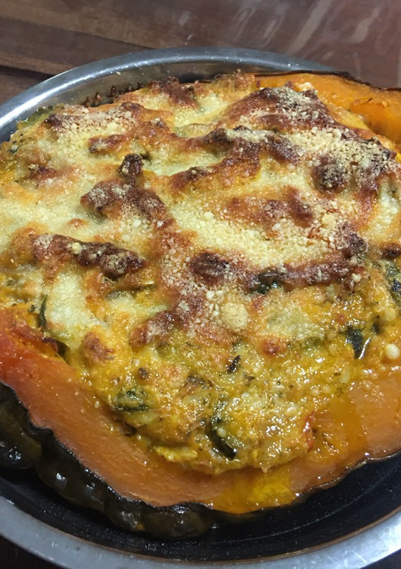 Una foto de Zapallo cabutia relleno c zapallitos y salsa blanca