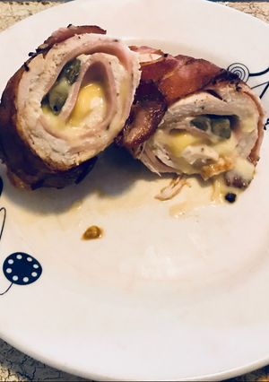 Una foto de Roulard de pollo con jamón, queso y alcaparras
