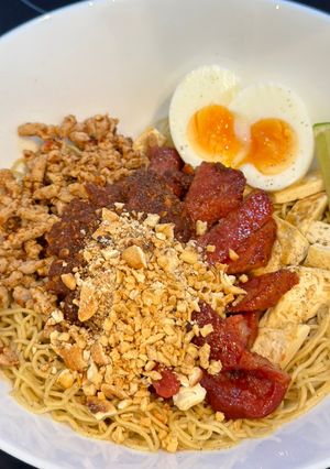 รูปของ บะหมี่แห้งยำ หมูแดง หมูสับ