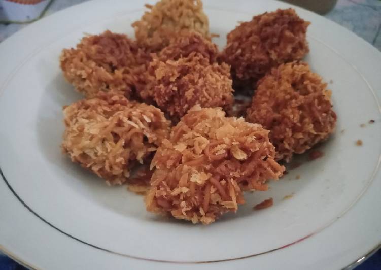 Bagaimana Membuat Bola bola mie crispy, Enak Banget