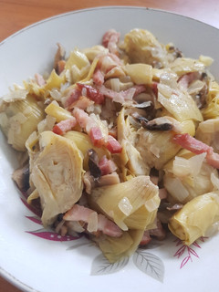 Una foto de Alcachofas con bacon, cebolla y champiñones, divino!