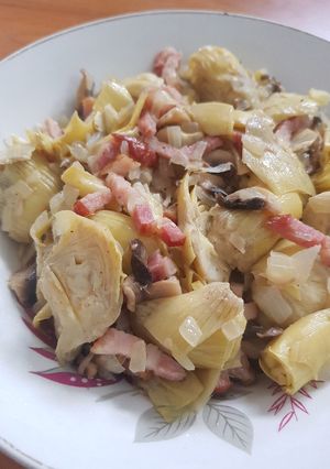 Una foto de Alcachofas con bacon, cebolla y champiñones, divino!