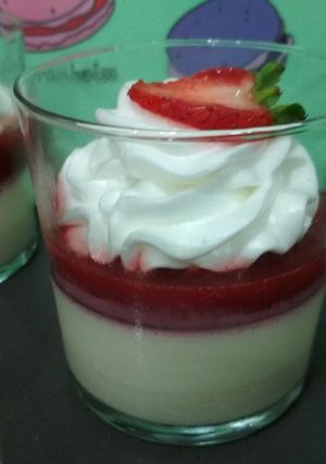 Foto principal de Panna cotta con fresa en vasito