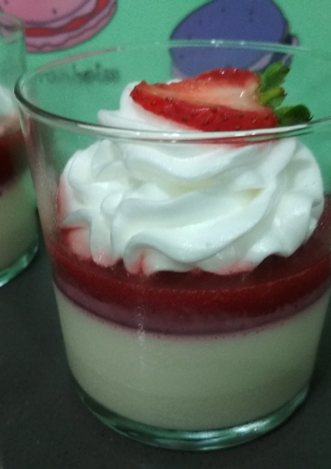 Una foto de Panna cotta con fresa en vasito