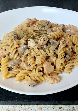 A picture of My Garlic Mushroom & Chicken mixed in pasta 😘#Mainmeal.