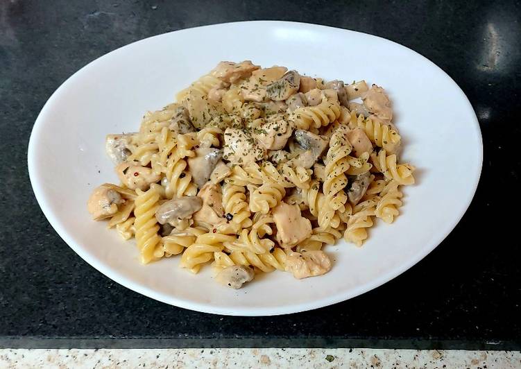 My Garlic Mushroom &amp; Chicken mixed in pasta 😘#Mainmeal