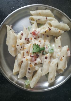 A picture of Pasta with White sauce.