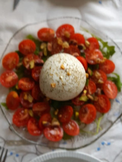 Una foto de Ensalada de cherrys y burrata