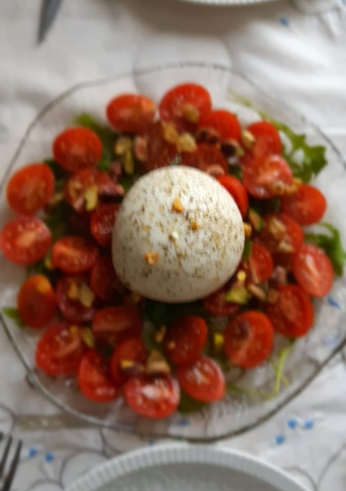 Una foto de Ensalada de cherrys y burrata