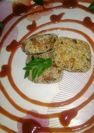 A picture of Rice and raw banana nuggets.