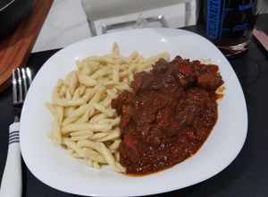 Una foto de Goulash con Spaetzle