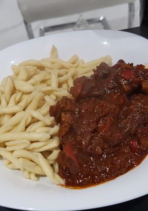 Una foto de Goulash con Spaetzle