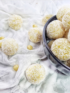 Una foto de Bolitas saludables de coco y naranja