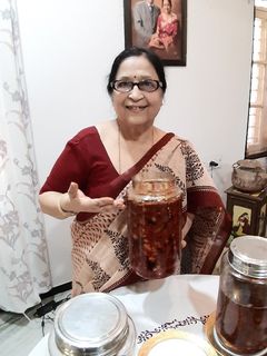 ગોળ કેરીનું ખારેક ગુંદા નું અથાણું (Gol Keri Kharek Gunda Athanu Recipe In Gujarati) રેસીપી મુખ્ય ફોટો