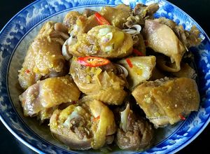 Hình của món Gà kho sả ớt.