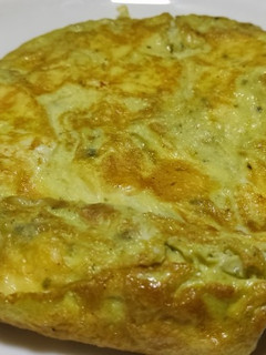 Una foto de Tortilla al pesto con queso