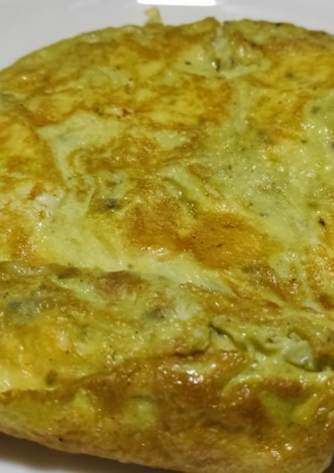 Una foto de Tortilla al pesto con queso