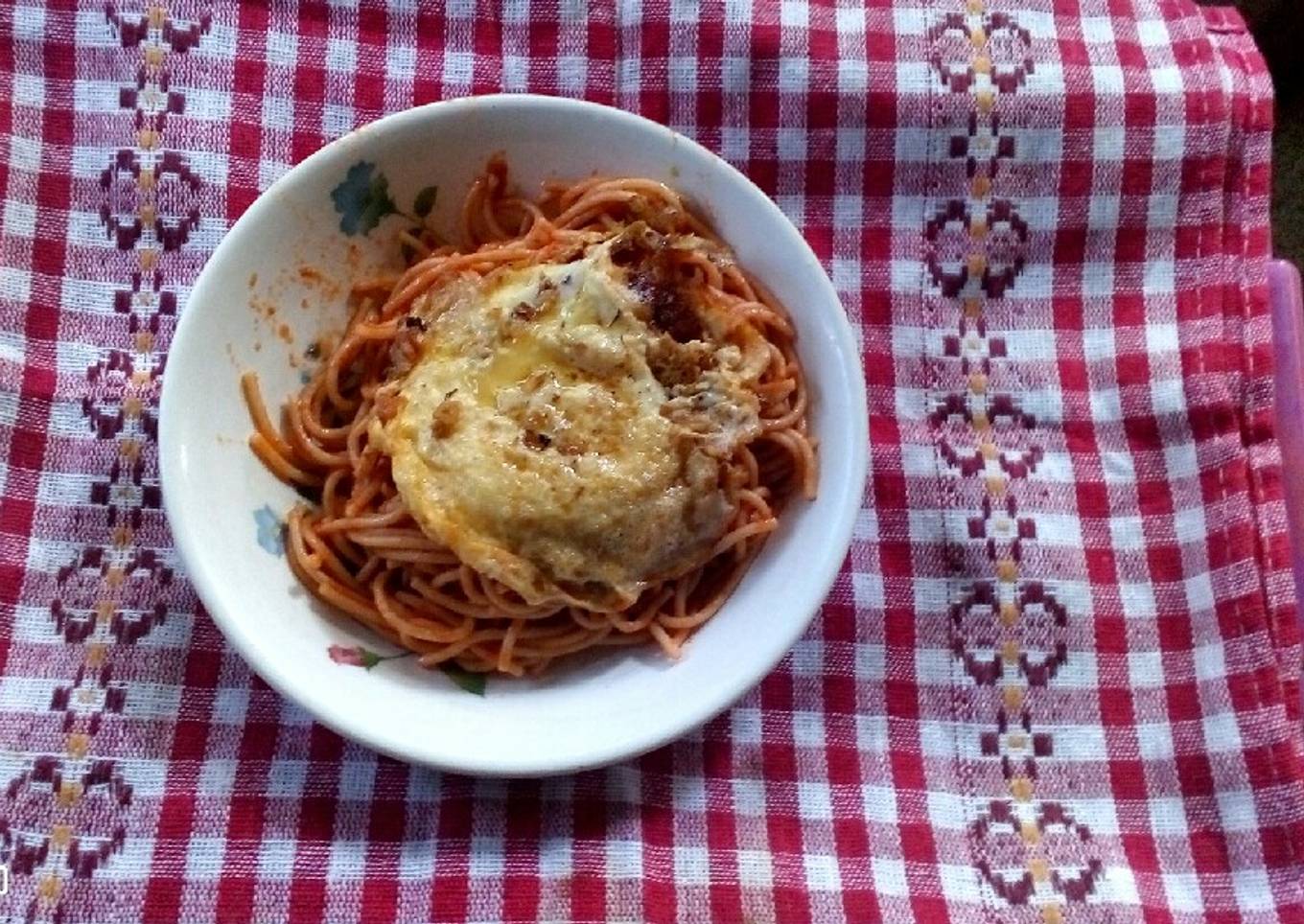 Jollof Spaghetti and Fried Egg