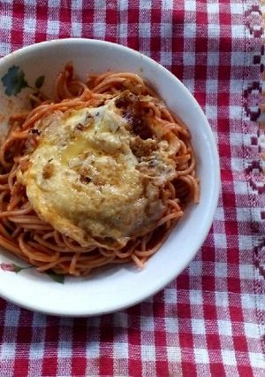 A picture of Jollof Spaghetti and Omelette.