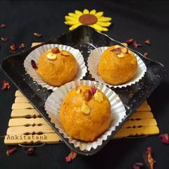 A picture of Sweet papaya burfi laddu.