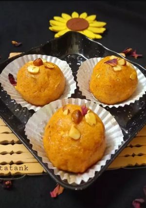 A picture of Sweet papaya burfi laddu.