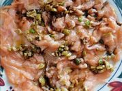 Una foto de salmon con cebollino