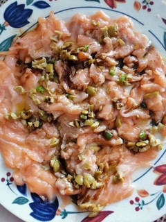 Una foto de Carpaccio de salmón ✨