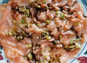 Una foto de Carpaccio de salmón ✨