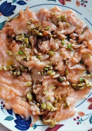 Una foto de Carpaccio de salmón ✨