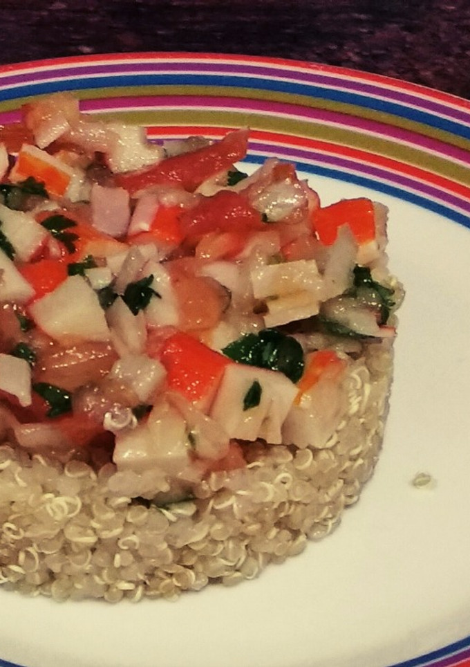 Una foto de Ceviche de surimi con quinoa