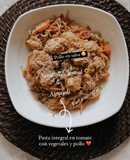 Pasta 🍝 integral en salsa de tomate natural 🌾 con vegetales 🌶🥕 y pollo 🍗