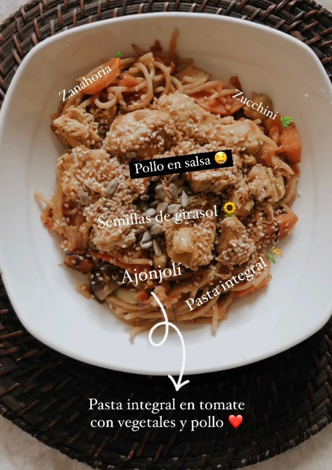 Una foto de Pasta 🍝 integral en salsa de tomate natural 🌾 con vegetales 🌶🥕 y pollo 🍗