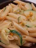 Pasta con zapallito italiano y sus flores