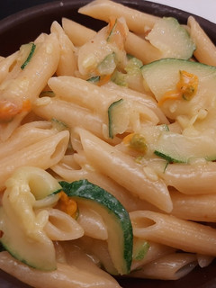 Una foto de Pasta con zapallito italiano y sus flores