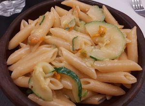 Una foto de Pasta con zapallito italiano y sus flores
