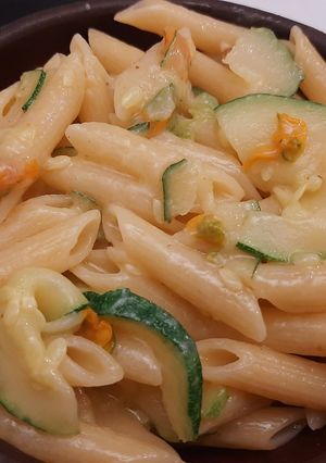 Una foto de Pasta con zapallito italiano y sus flores